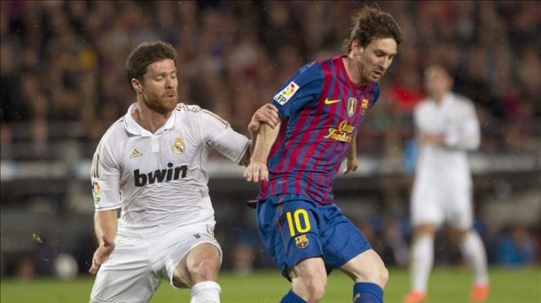 Xabi Alonso y Messi. Foto: EFE