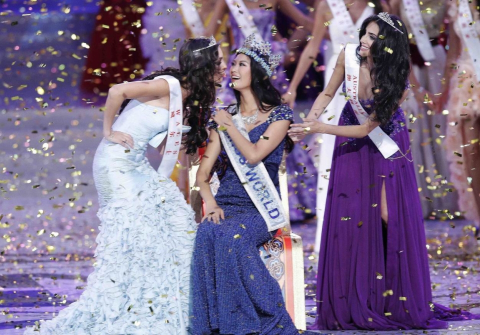 Bigarren sailkatuak muxu ematen dio irabazleari