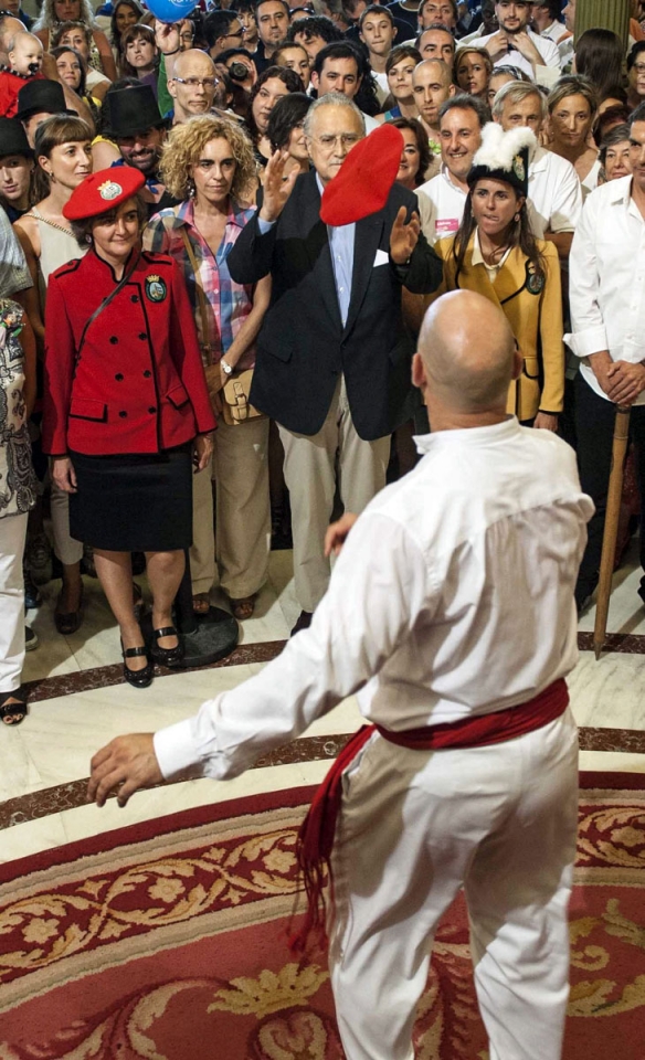 Iñaki Azkuna txapela jasotzen. Argazkia: EFE