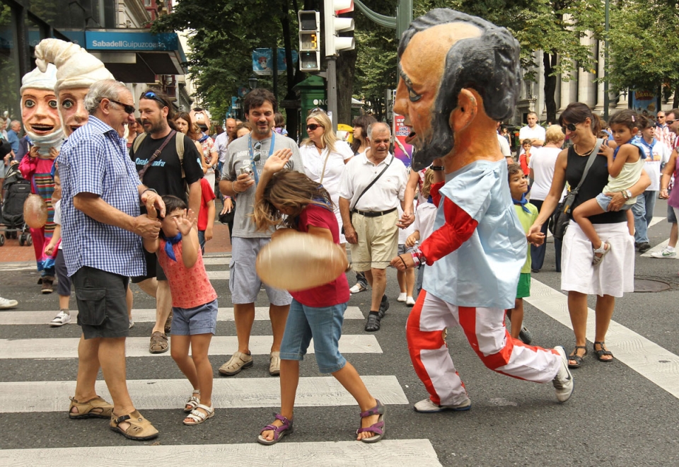 Buruhandi bat neskato baten atzetik korrika. Argazkia: EFE