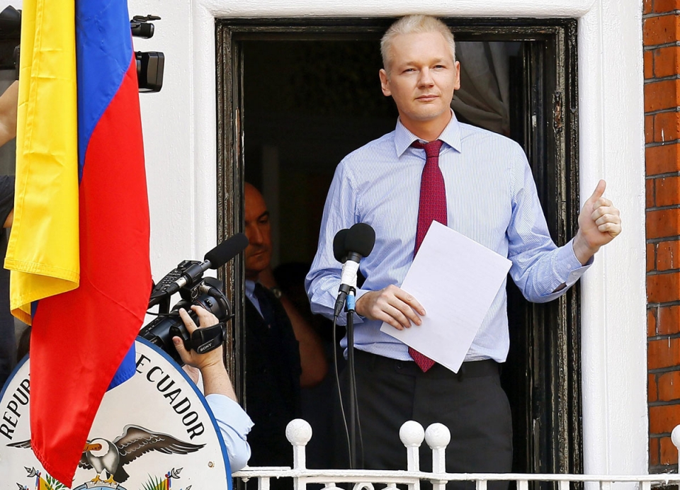 Assange en la embajada de Ecuador. Foto: EFE.