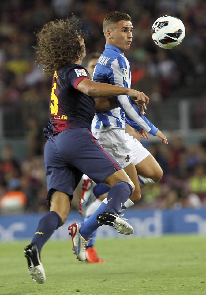 Puyol eta Griezmann baloia kontrolatzeko borrokan. Argazkia: EFE