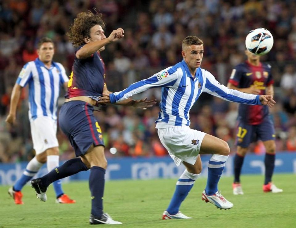 Puyol eta Griezmann baloia kontrolatzeko borrokan. Argazkia: EFE