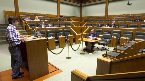 Mikel Arana en el Parlamento Vasco. Foto: Efe