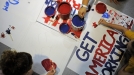 Un grupo de niños prepara carteles para la Convención Republicana. Foto: EFE title=