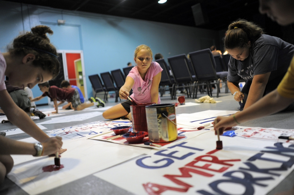 Un grupo de niños prepara carteles para la Convención Republicana. Foto: EFE
