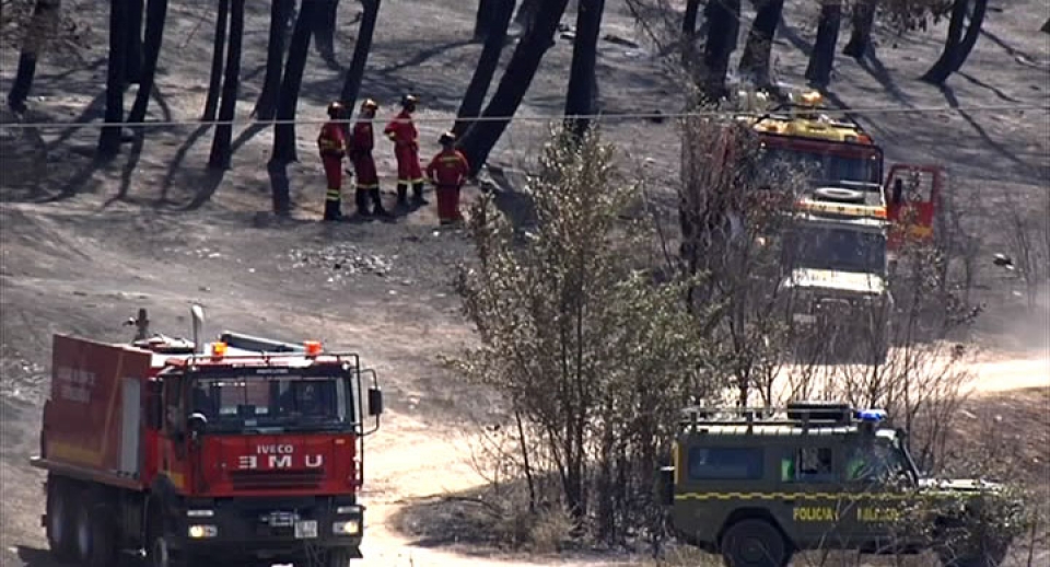 Dotaciones de bomberos en Aras. EFE