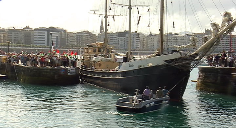 El velero "Estelle" en Donostia antes de partir hacia Gaza.