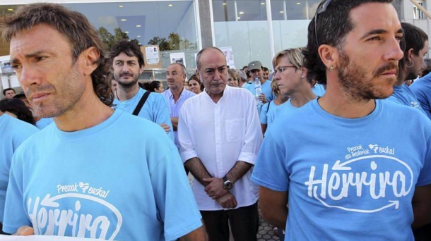 El encierro de Villava a favor del preso Uribetxebarria a la Audiencia Nacional. Foto: EFE