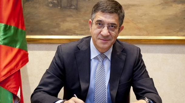 El lehendakari, Patxi López, firmando el decreto de disolución del Parlamento Vasco. Foto: Irekia