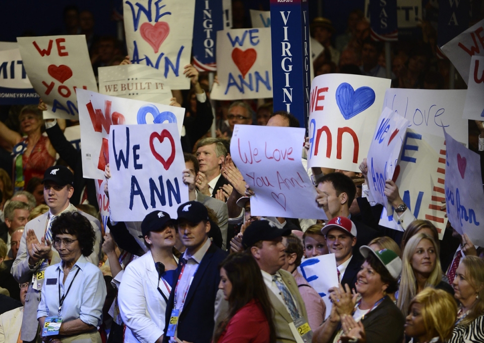 El público mostro su apoyo a Ann Romney, mujer del candidato. Foto: EFE