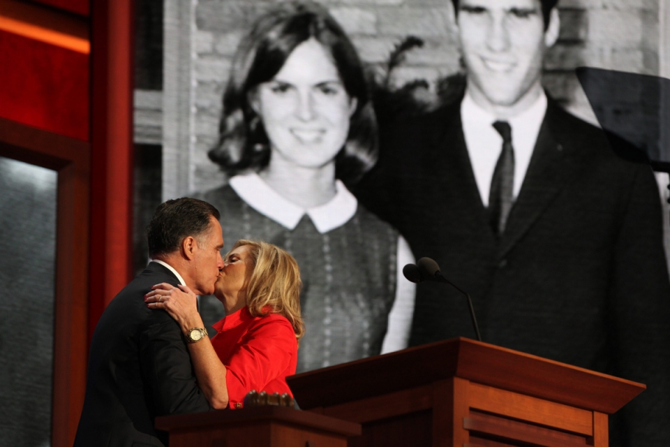 Mitt y Ann al final el discurso. Foto: EFE