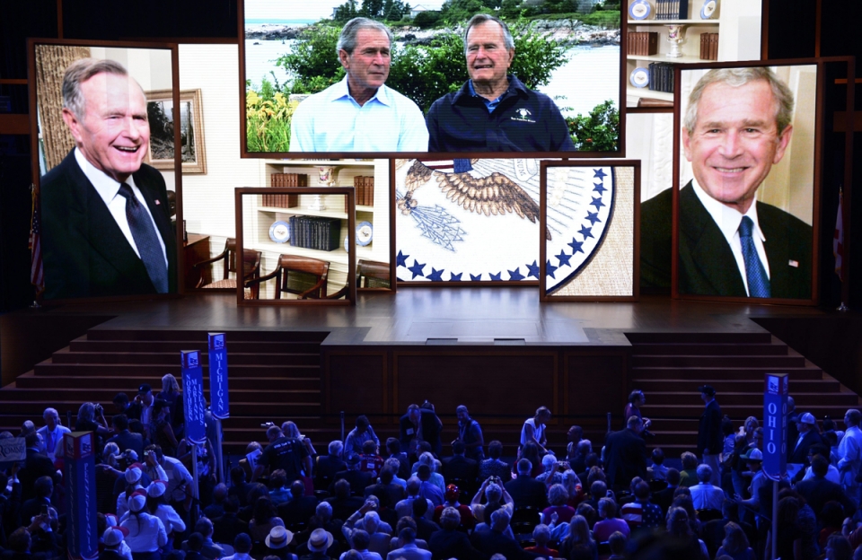 Bush padre y Bush hijo en las pantallas. Foto: EFE