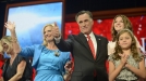 Mitt Romney junto a su familia tras finalizar su discurso. Foto: EFE title=