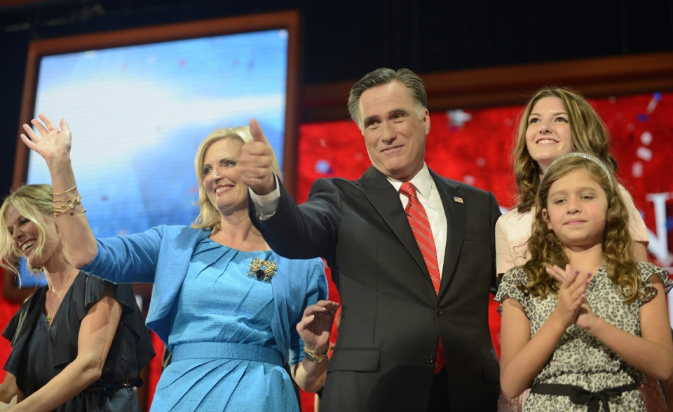 Mitt Romney junto a su familia tras finalizar su discurso. Foto: EFE