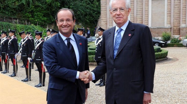 François Hollande Frantziako presidentea eta Mario Monti Italiako lehen ministrioa.