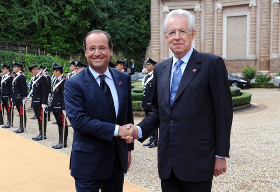 François Hollande Frantziako presidentea eta Mario Monti Italiako lehen ministrioa.