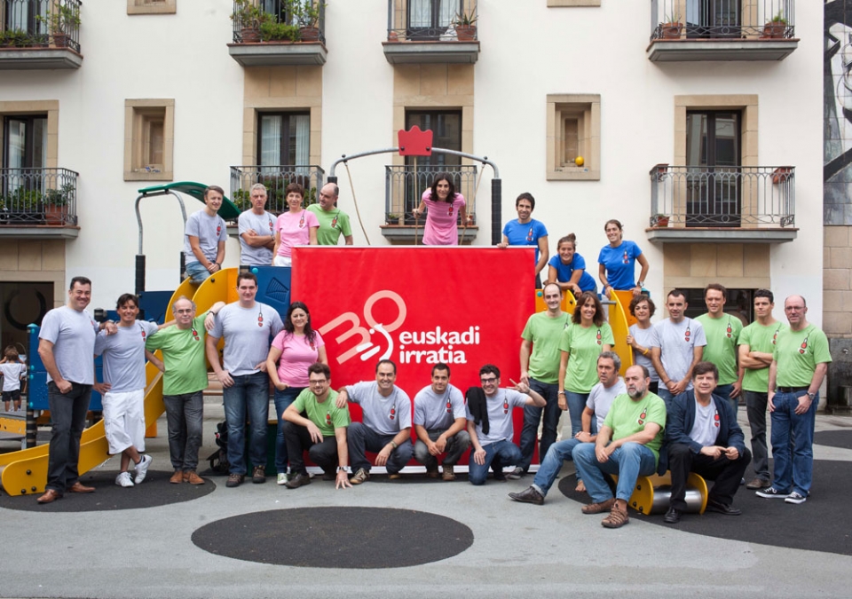 Foto de familia en la presentación de las camisetas del 30 aniversario de Euskadi Irratia