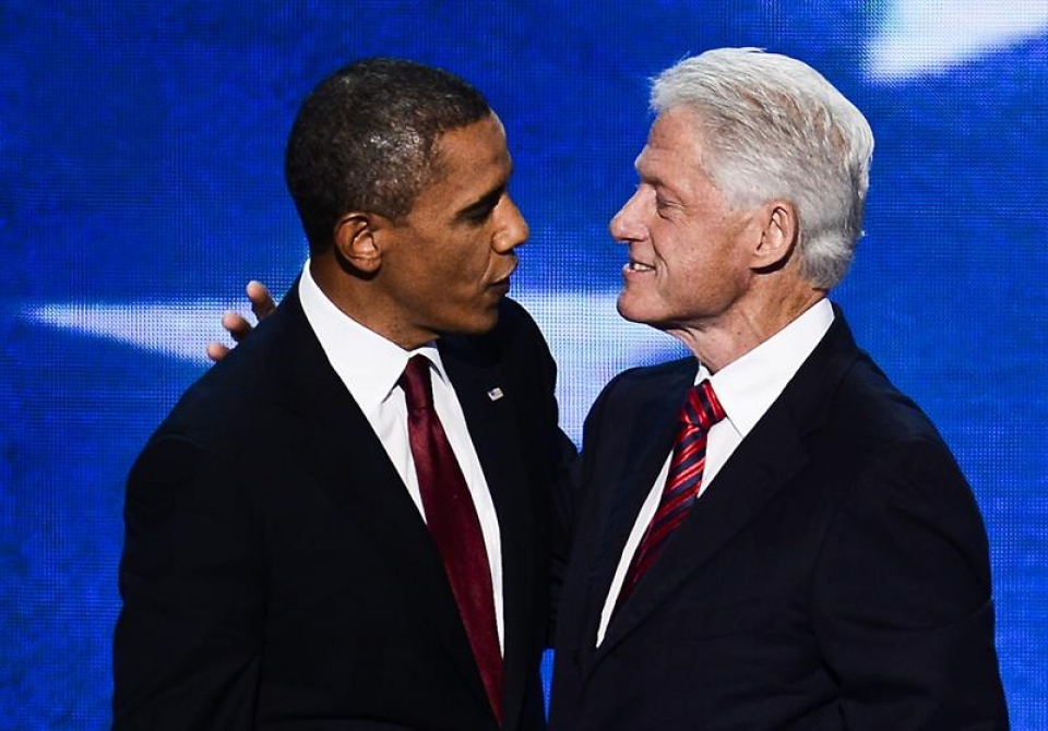 Barack Obama y Bill Clinton se abrazan sobre el escenario en la Convención Demócrata. EFE