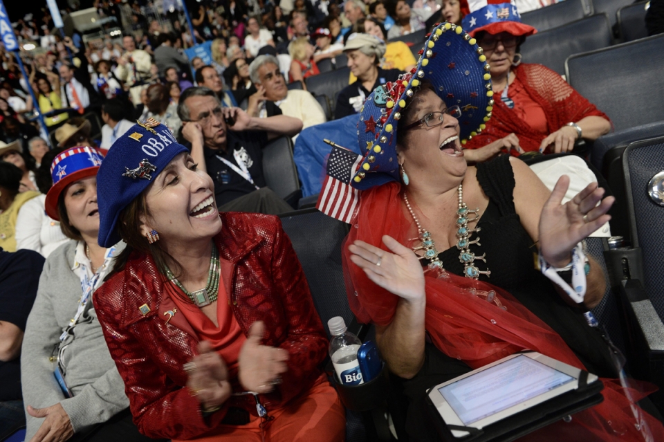 Bertaratutakoek babesa erakusteko forma originalena bilatzen dute. Argazkia: EFE