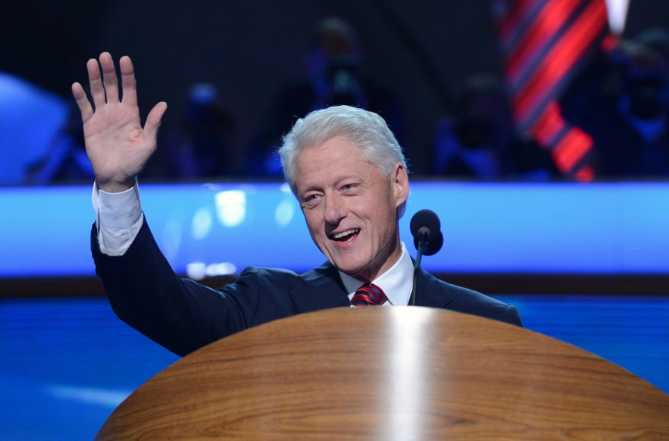 Bill Clinton publikoa agurtzen. Argazkia: EFE