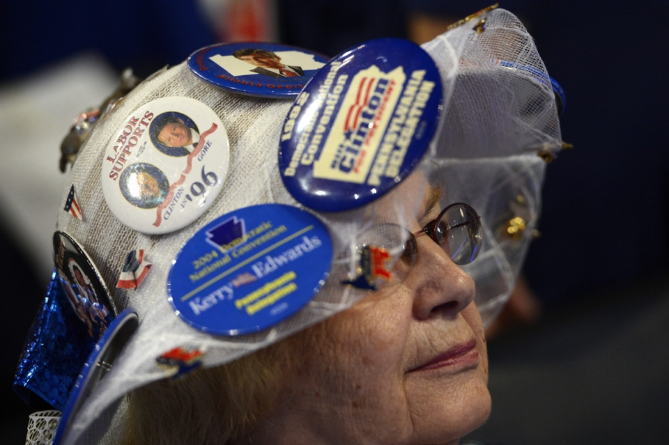 Bertaratutako pertsona askok txapekin apaindutako txaroak jantzi zituzten. Argazkia: EFE