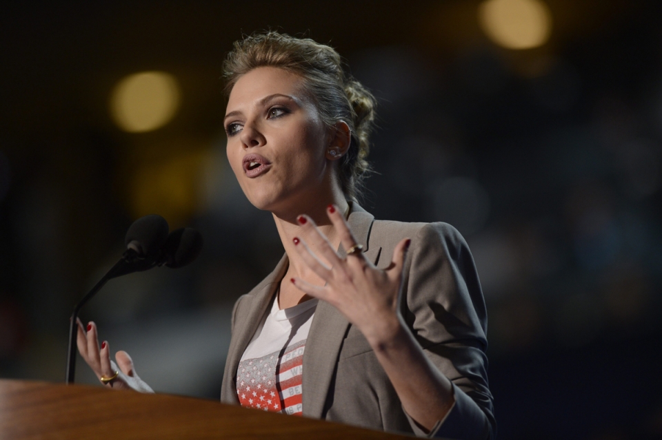 Scarlett Johansson en la convención demócrata. Foto: EFE