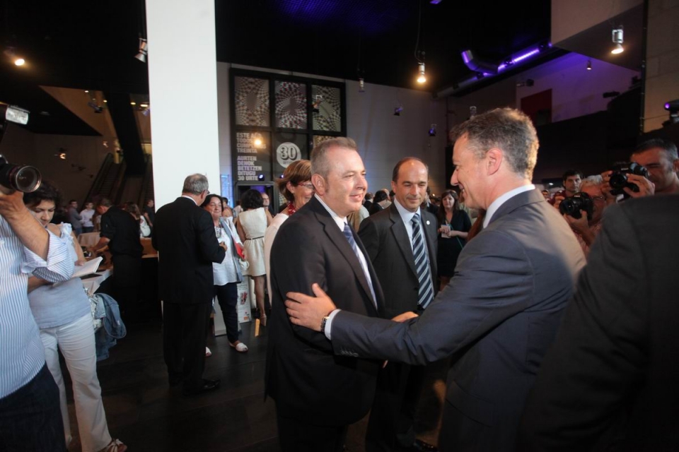 Alberto Surio, Iñigo Urkullu agurtzen. Argazkia: EITB