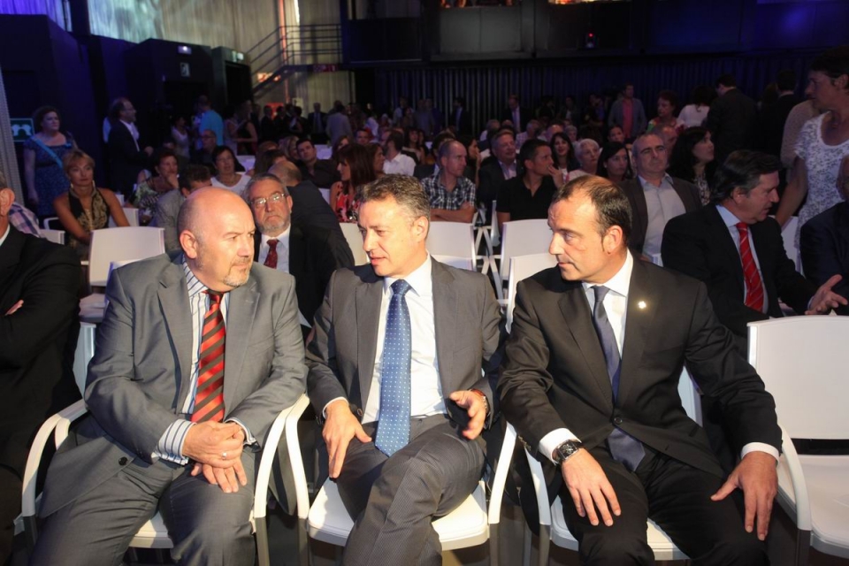 Iñigo Iturrate eta Iñigo Urkullu jeltzaleak, ekitaldia hasi baino lehen. Argazkia: EITB