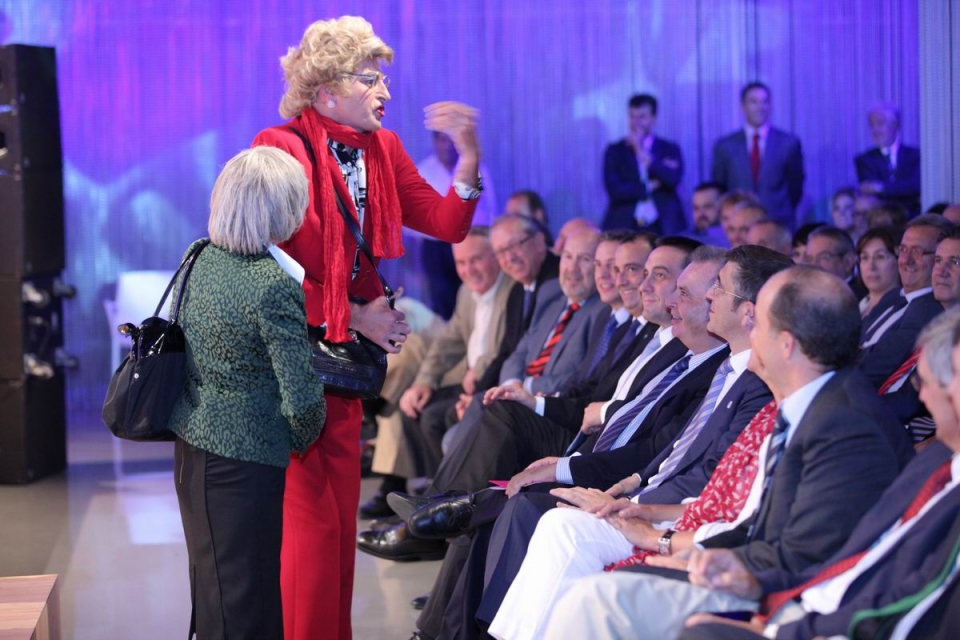 Anjel Alkain eta Iñake Iraztorza, euskal pokitikari eta ordezkariekin. Argazkia: EITB