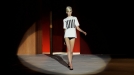 Una modelo luce sobre la pasarela uno de los diseños de Marc Jacobs. Foto: EFE title=