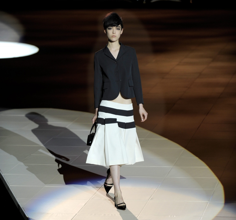 Una modelo luce sobre la pasarela uno de los diseños de Marc Jacobs. Foto: EFE