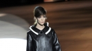 Una modelo luce sobre la pasarela uno de los diseños de Marc Jacobs. Foto: EFE title=