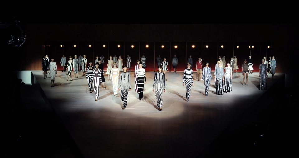 Todas las modelos del desfile de Marc Jacobs sobre la pasarela. Foto: EFE