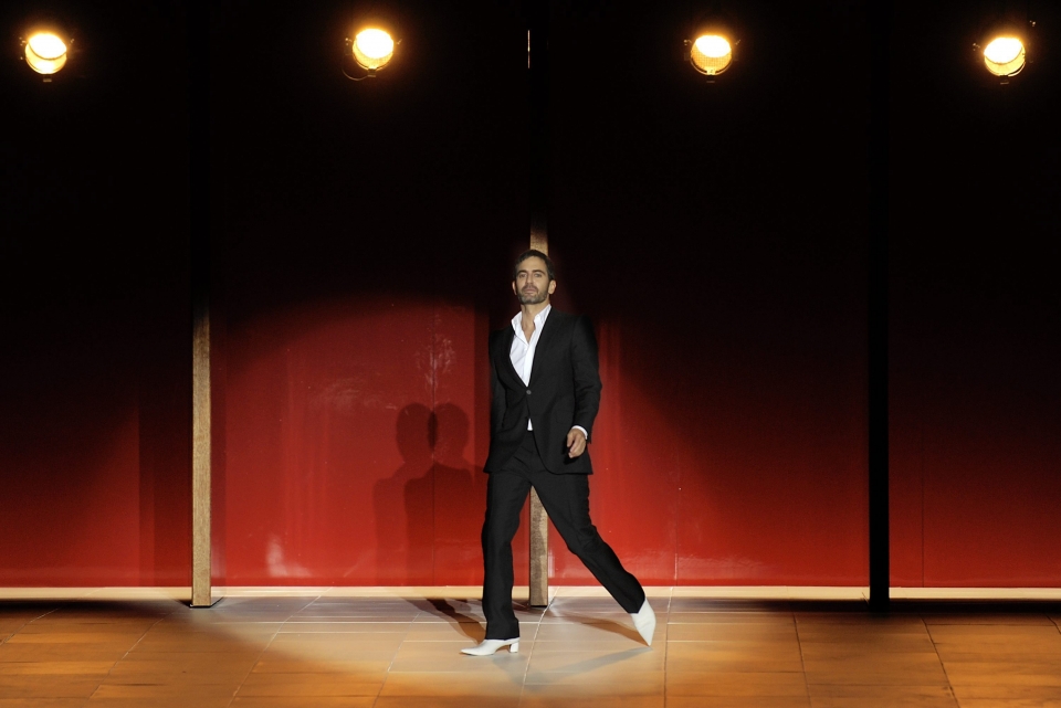 Marc Jacobs saluda al público de la NY Fashion Week después de su desfile. Foto: EFE