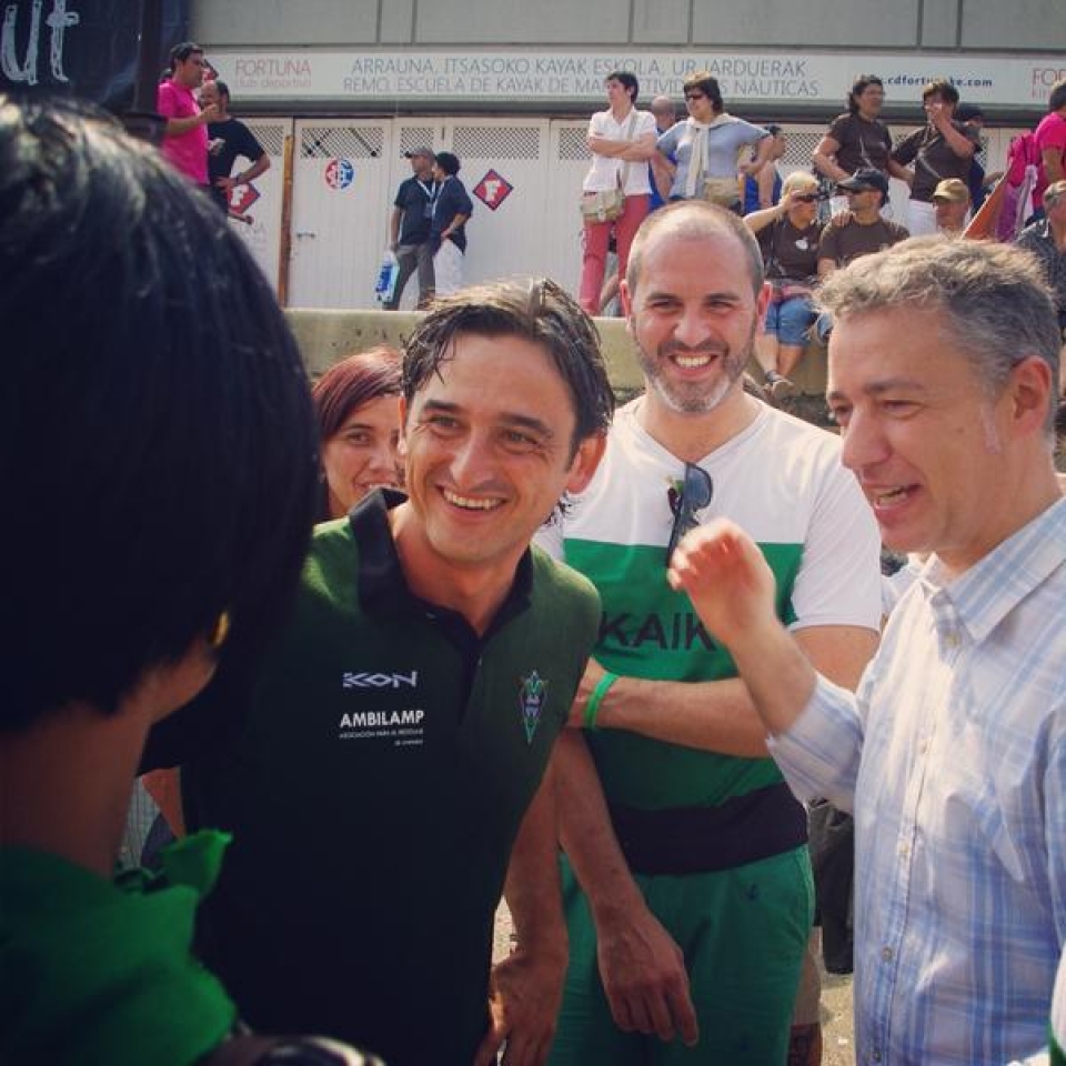 Iñigo Urkullu Kaikuko presidentearen ondoan, Donostiako Banderako estropadetan. Argazkia: Twitter