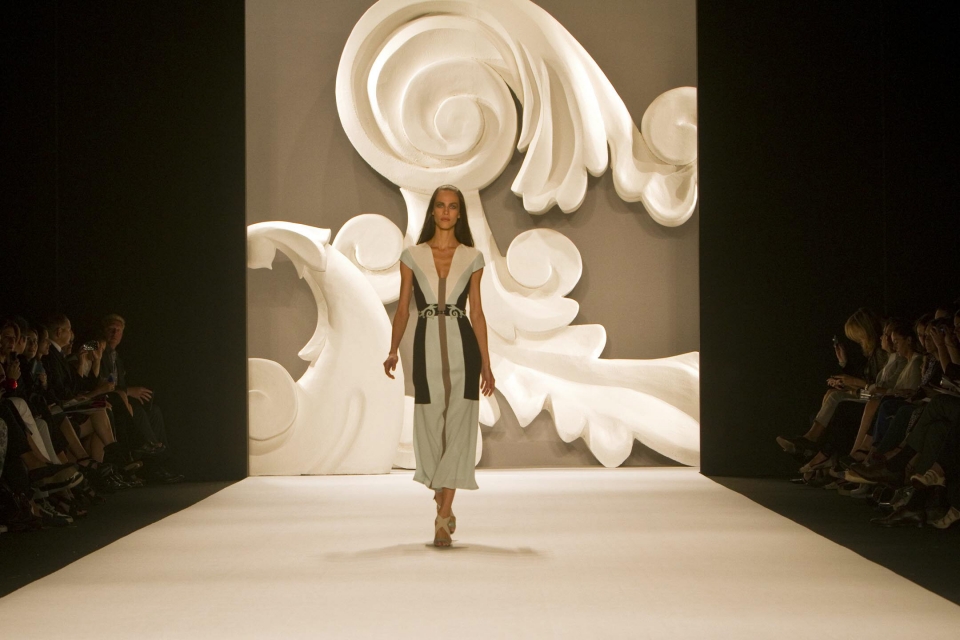 Una modelo luce sobre la pasarela uno de los diseños de Carolina Herrera. Foto: EFE