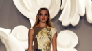 Una modelo luce sobre la pasarela uno de los diseños de Carolina Herrera. Foto: EFE title=