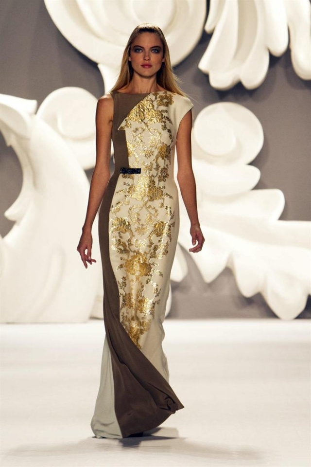 Una modelo luce sobre la pasarela uno de los diseños de Carolina Herrera. Foto: EFE