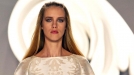 Una modelo luce sobre la pasarela uno de los diseños de Carolina Herrera. Foto: EFE title=