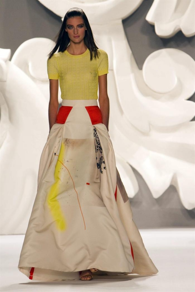 Una modelo luce sobre la pasarela uno de los diseños de Carolina Herrera. Foto: EFE