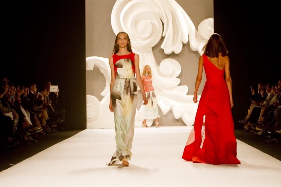 Las modelos lucen sobre la pasarela los diseños de Carolina Herrera. Foto: EFE