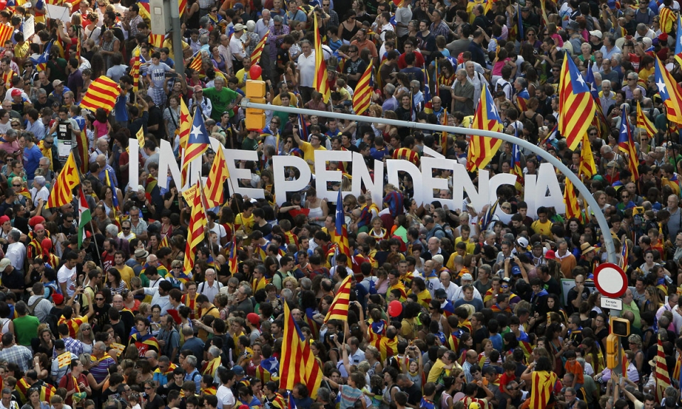 Independentziaren aldeko manifestazio jendetsua, Bartzelonako kaleetan. (2012-09-11)