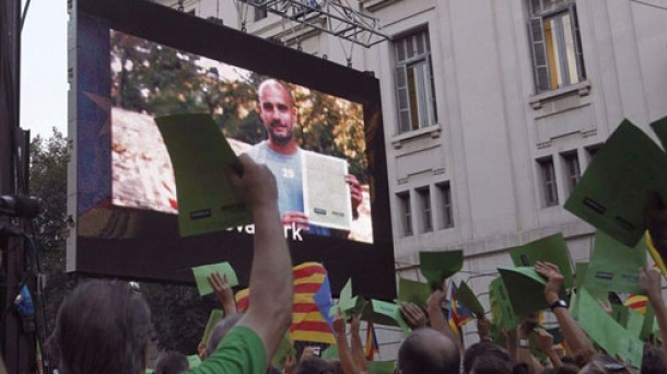 Pep Guardiola, FC Barcelonako entrenadore ohia, manifestazio independentistari babesa emanez. EFE