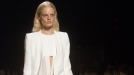 Una modelo luce sobre la pasarela uno de los diseños de Narciso Rodriguez. Foto: EFE title=