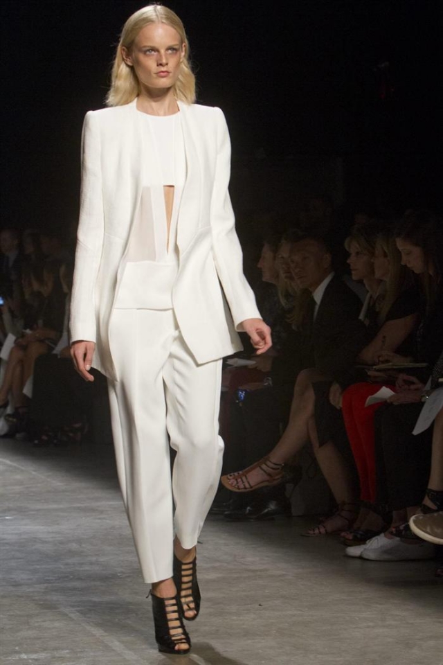 Una modelo luce sobre la pasarela uno de los diseños de Narciso Rodriguez. Foto: EFE