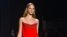 Una modelo luce sobre la pasarela uno de los diseños de Narciso Rodriguez. Foto: EFE title=