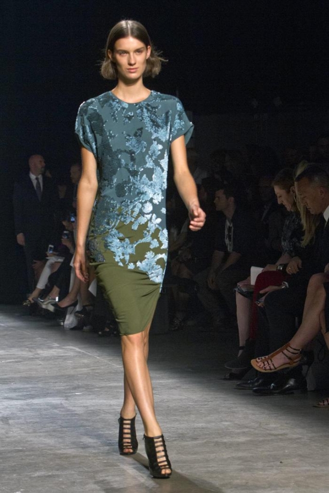 Una modelo luce sobre la pasarela uno de los diseños de Narciso Rodriguez. Foto: EFE