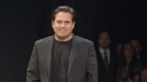 El diseñador Narciso Rodriguez saluda a los asistentes a su desfile. Foto: EFE title=