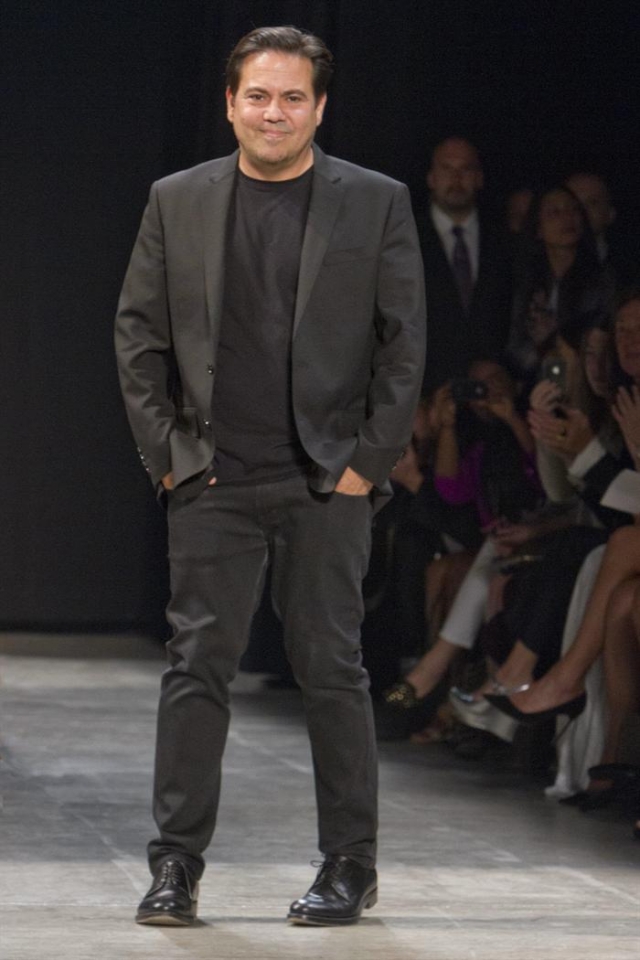 El diseñador Narciso Rodriguez saluda a los asistentes a su desfile. Foto: EFE